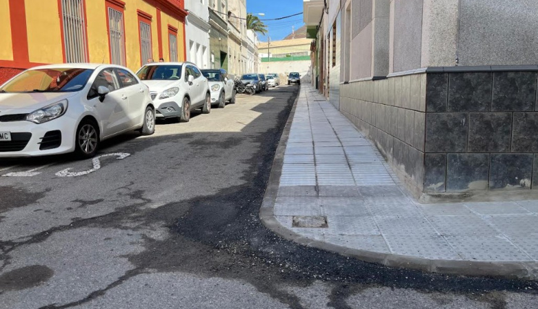 El Ayuntamiento de Las Palmas de Gran Canaria renueva aceras en varias calles de La Isleta para mejorar la accesibilidad
