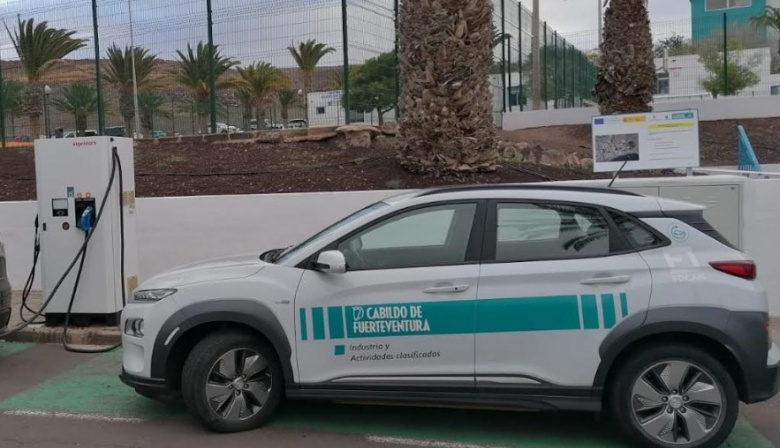 El Cabildo de Fuerteventura pone en servicio un nuevo punto de recarga de vehículos eléctricos en La Lajita