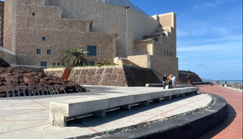 El Ayuntamiento de Las Palmas de Gran Canaria renueva los bancos en la trasera del Auditorio Alfredo Kraus para mejorar el confort y la durabilidad del espacio público