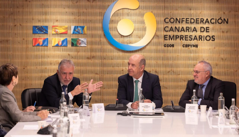 Torres traslada a la patronal la defensa del nuevo modelo de financiación y del decreto socialista para Canarias