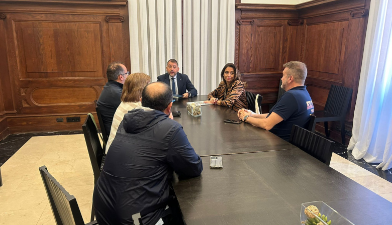 Santa Cruz y Élite Taxi acuerdan eliminar las restricciones del calendario del sector