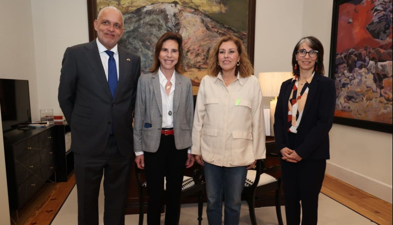 Astrid Pérez recibe a la embajadora de Francia en España en el Parlamento de Canarias
