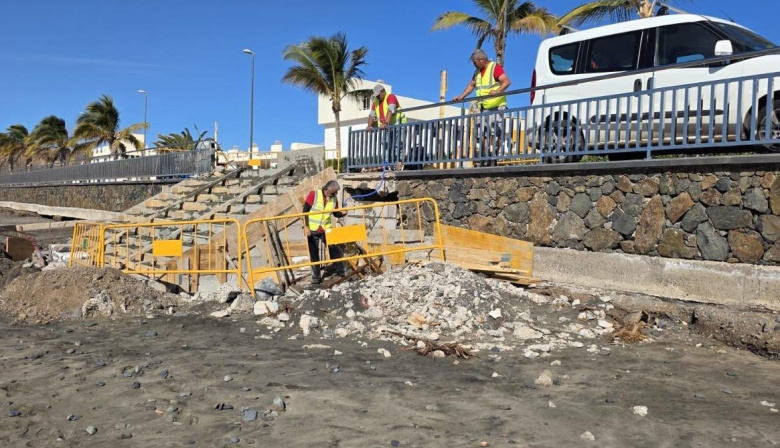 Tarajalejo recupera la accesibilidad a su playa y mejora la seguridad en el paseo