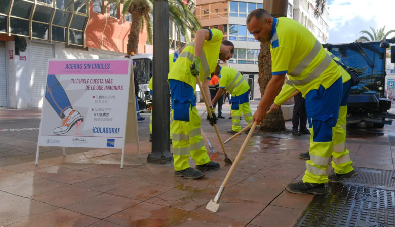 El Ayuntamiento de Las Palmas de Gran Canaria vuelve a poner en marcha la campaña ‘Aceras sin chicles’ para mejorar la limpieza de aceras y zonas peatonales