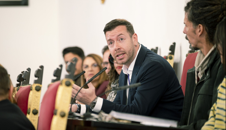 Unidas se puede La Laguna propone analizar si las paradas de guagua protegen realmente del sol, la lluvia y el viento