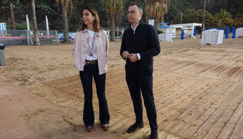 Santa Cruz avanza en las obras de mejora de la accesibilidad en la playa de Las Teresitas