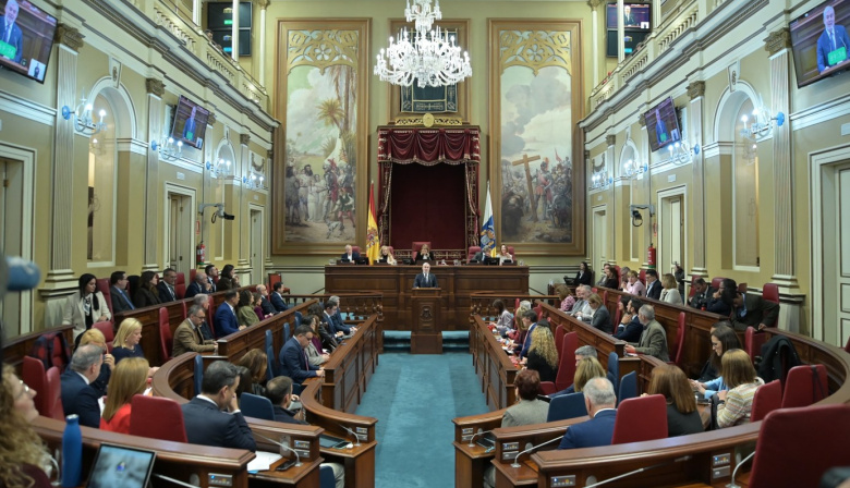 Los grupos parlamentarios responden al discurso del presidente de Canarias en el DEN2026