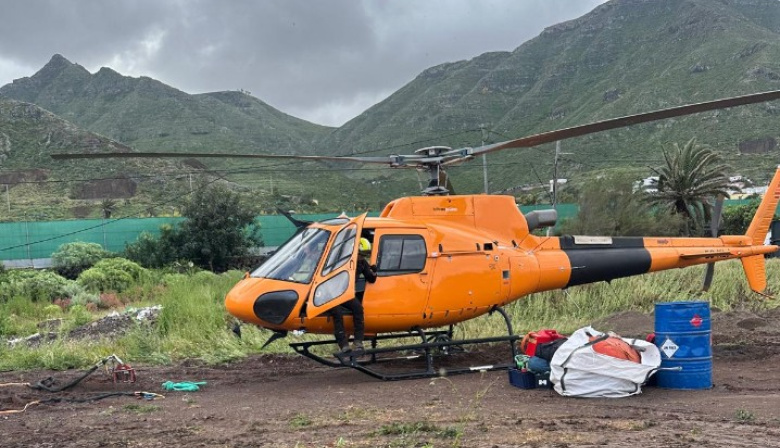 El Cabildo de Tenerife utiliza helicópteros para las obras de estabilización del talud de la TF-13 en Bajamar