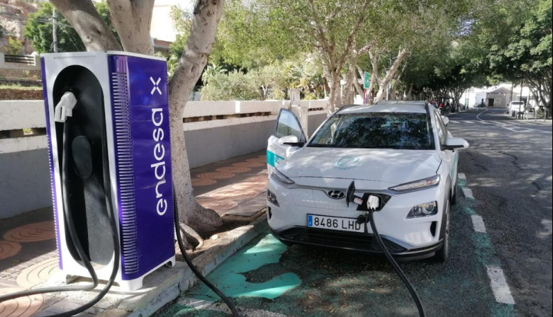 El Cabildo de Fuerteventura pone en servicio un nuevo punto de recarga de vehículos eléctricos en Pájara