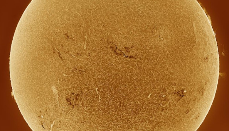 El MCC invita a descubrir el Sol y a explorar universos simulados en una nueva sesión ‘Del cielo a la tesis’