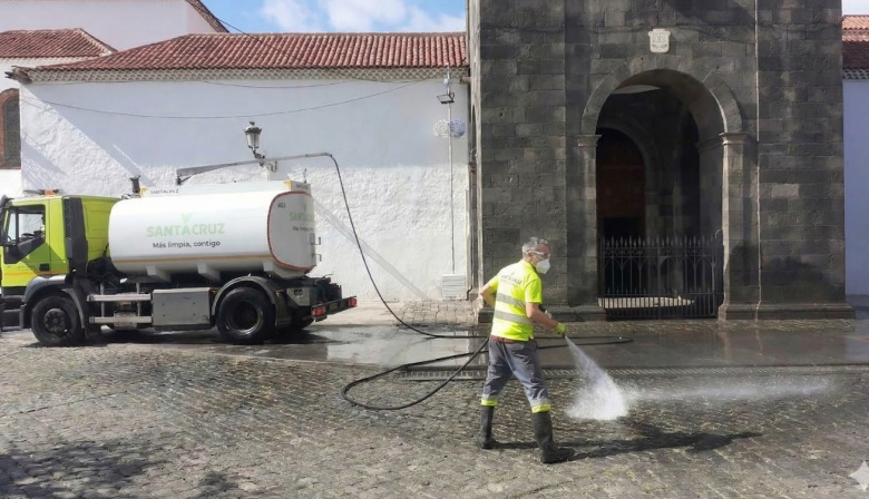 Santa Cruz refuerza el servicio de limpieza y recogida de residuos durante Semana Santa
