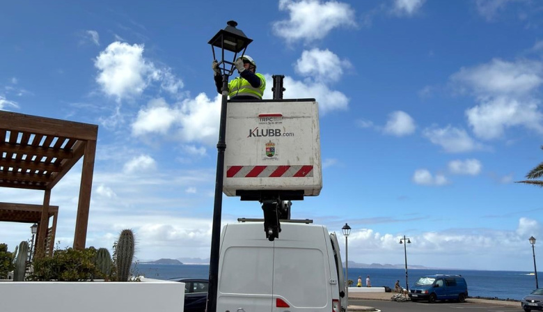 Yaiza renueva luminarias en el plan parcial San Marcial del Rubicón