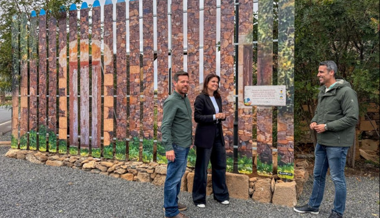 Turismo La Oliva embellece la entrada de la localidad con la renovación integral del vallado de la Casa de la Fonda