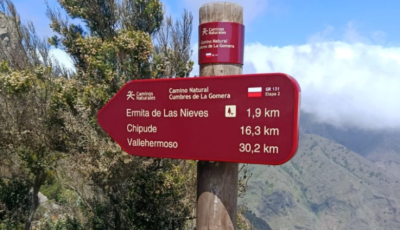 El Cabildo de La Gomera ejecuta trabajos de reposición de la señalética de la red insular de senderos