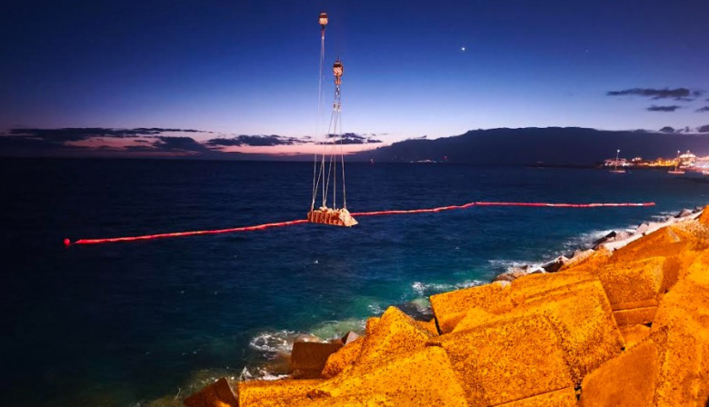 El Puerto de los Cristianos avanza en el refuerzo de su dique exterior con el inicio de la colocación de bloques