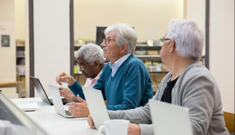 Arucas fomenta el envejecimiento activo con dispositivos digitales