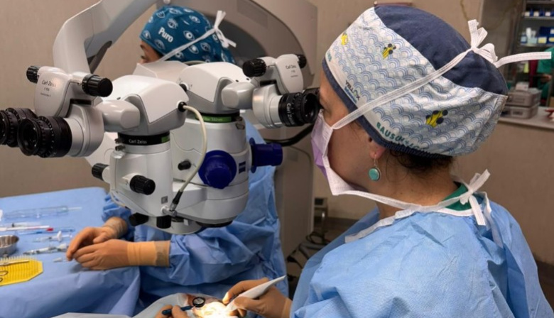 El Hospital Insular de Gran Canaria incorpora una técnica pionera con un implante triple para tratar el glaucoma