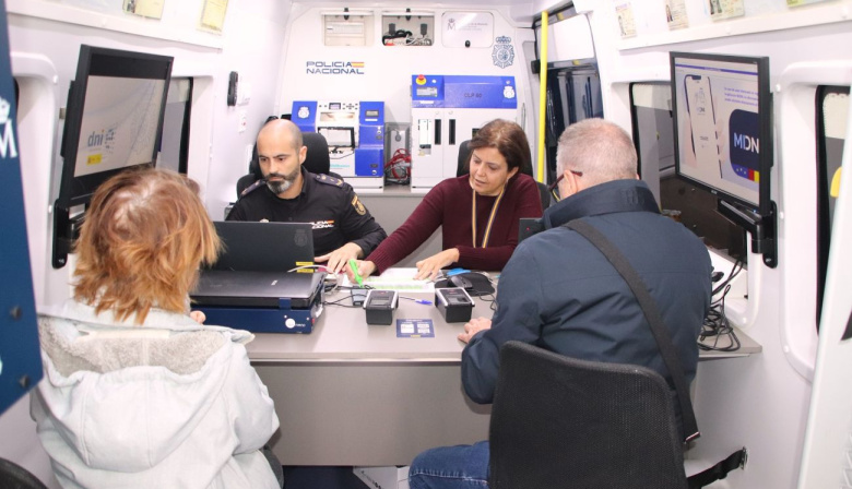 Yaiza y la Policía Nacional acercan la tramitación del DNI y pasaporte a vecinas y vecinos del municipio