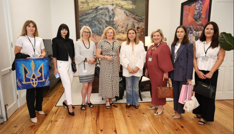 Mujeres de la comunidad ucraniana en Canarias visitan el Parlamento y reflejan su situación actual en las islas
