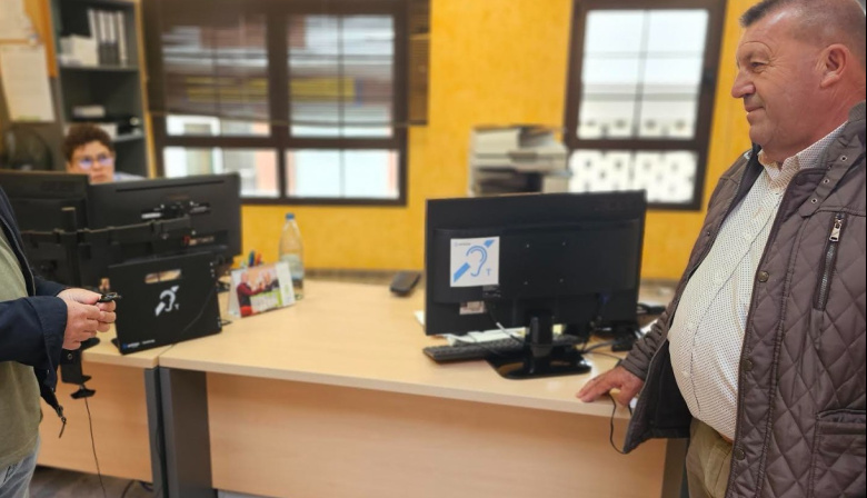 Antigua instala dispositivos auditivos mejorando la accesibilidad de la administración