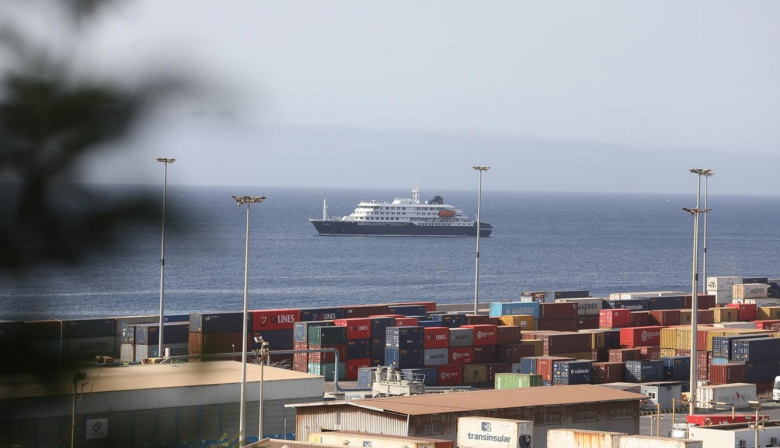 El MV Hondius llega al puerto tinerfeño de Granadilla