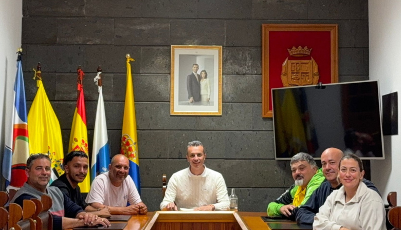 La Aldea de San Nicolás avanza en la mejora del servicio del taxi con una reunión de coordinación con el sector