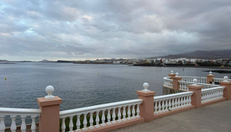 La Concejalía de Playas renueva el balizamiento del canal a nado de la costa de Telde