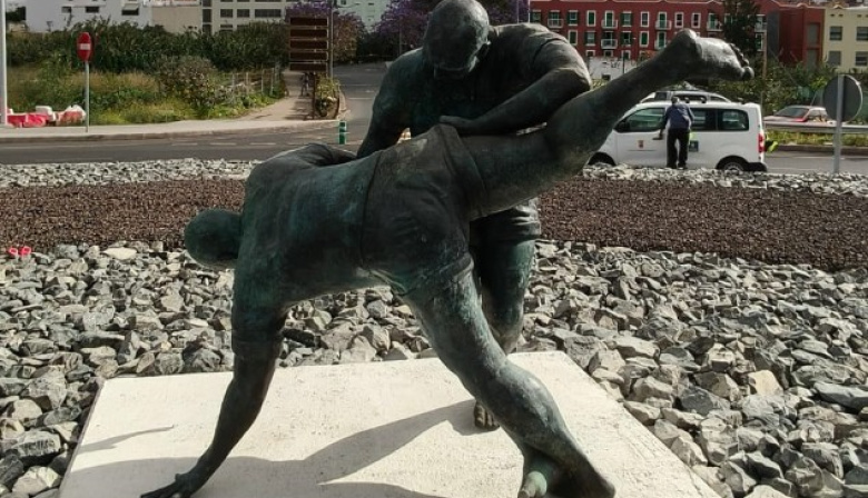 La escultura “La Luchada” decora la nueva rotonda de acceso a Visvique