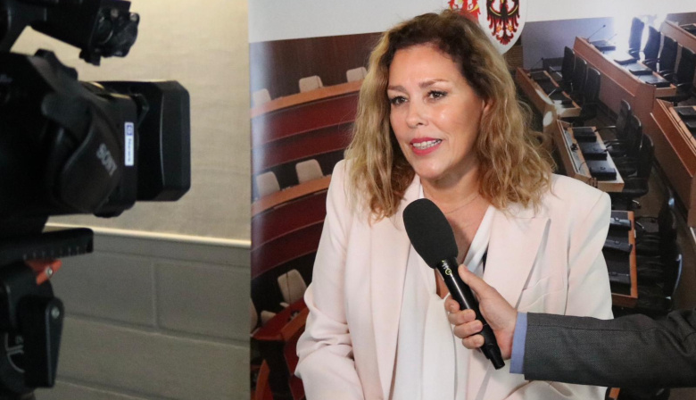 La presidenta del Parlamento canario pide a Europa impulsar políticas "más sensibles" a la realidad de cada territorio