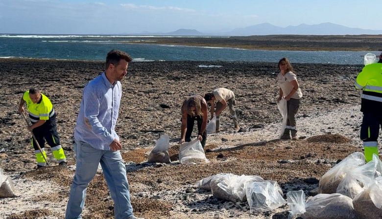 Medio Ambiente La Oliva devuelve a la costa alrededor de una tonelada de rodolitos