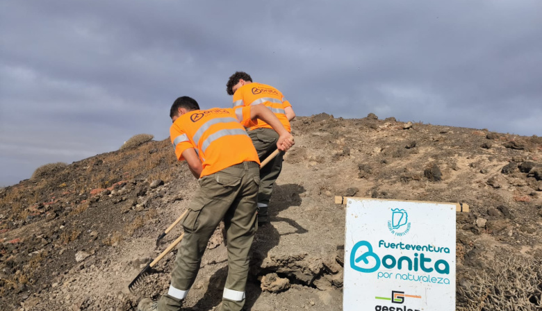 ‘Fuerteventura, bonita por naturaleza’ también llega a lo más alto de Lobos para embellecerla