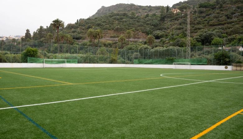 El Cabildo de Gran Canaria mejora el campo de fútbol de La Angostura con la renovación de su césped artificial