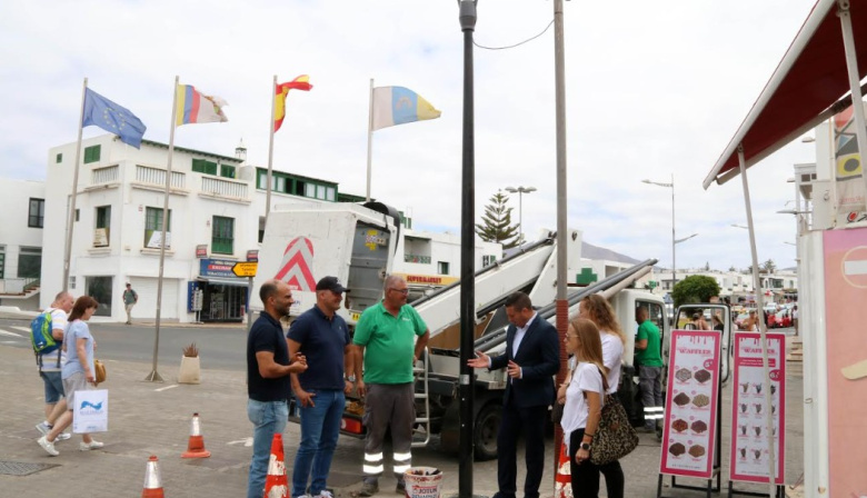 Yaiza renueva las farolas de la céntrica calle Limones de Playa Blanca