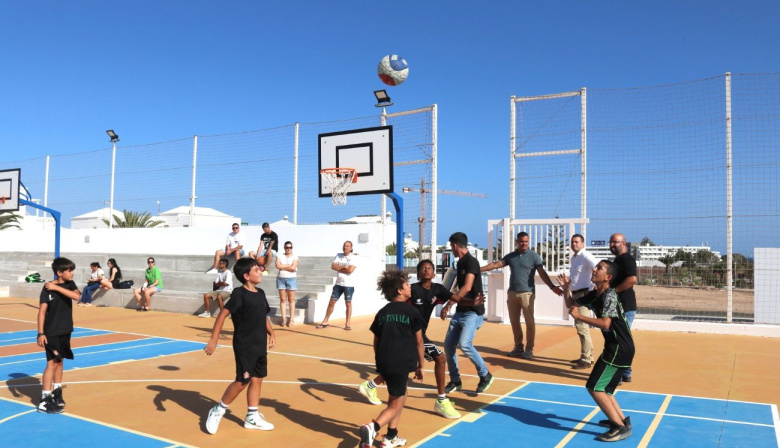 Yaiza licita por 776.000 euros el mantenimiento de parques infantiles y canchas deportivas