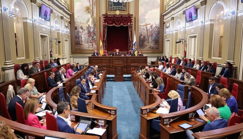 El Parlamento de Canarias aprueba la nueva ley de municipios turísticos con la abstención de Vox