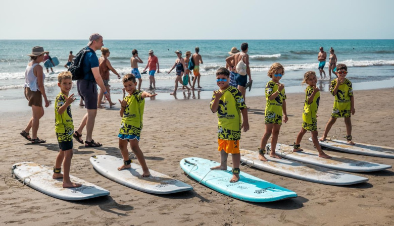 La Concejalía de Playas de San Bartolomé de Tirajana invita a los niños a coger su primera ola con un taller gratuito de surf en Playa del Inglés