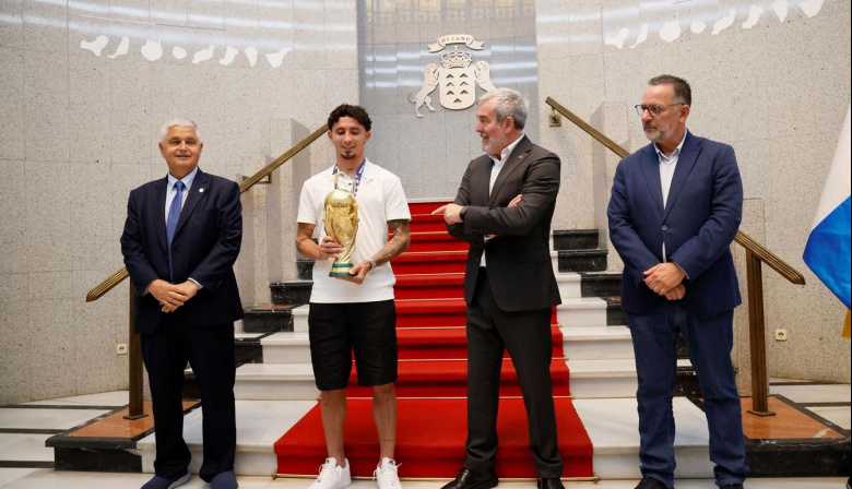 Yéremy Pino es homenajeado en Canarias por su "perseverancia" para ganar el Mundial