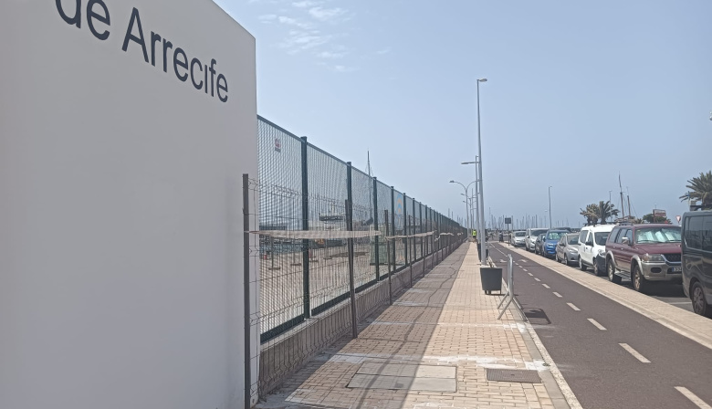 El Puerto de Arrecife cuenta con nuevo vallado que permite la conexión visual con el mar
