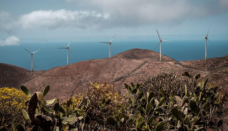 La producción de electricidad mediante energías renovables aumentó en 2025 pero sigue lejos de los productos petrolíferos