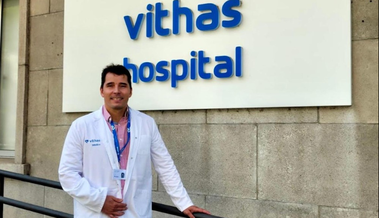 Vithas alerta de las lesiones de rodilla que se pueden sufrir al caminar por la orilla provocadas por las olas