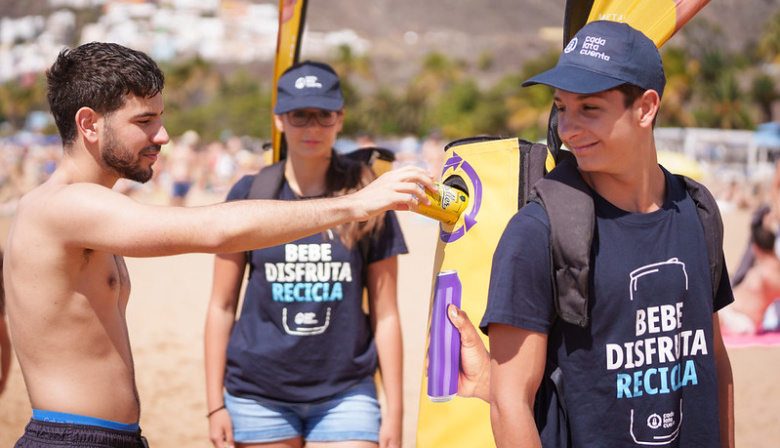 El 82 % de bañistas de las playas de Anaga asegura reciclar las latas de bebidas