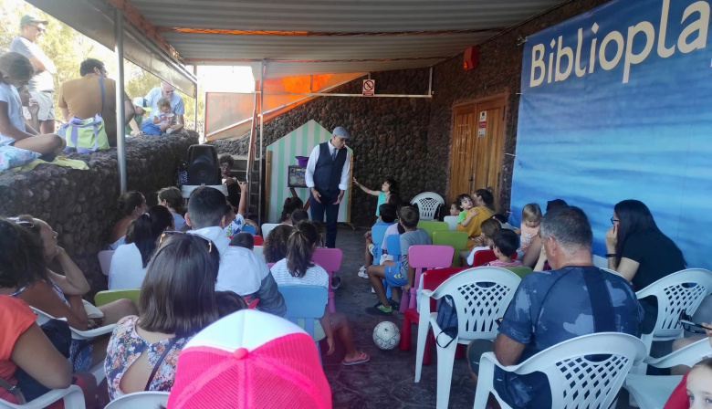 Casi 2.000 personas pasan por la Biblioplaya de Melenara durante el mes de julio