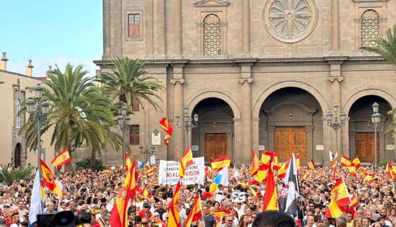 Miles de personas reclaman en Canarias "unidad" frente a la crisis en Ceuta