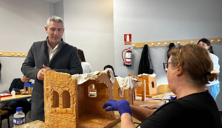 La Laguna acerca la tradición belenista a la ciudadanía con un taller de pintura y decoración de figuras