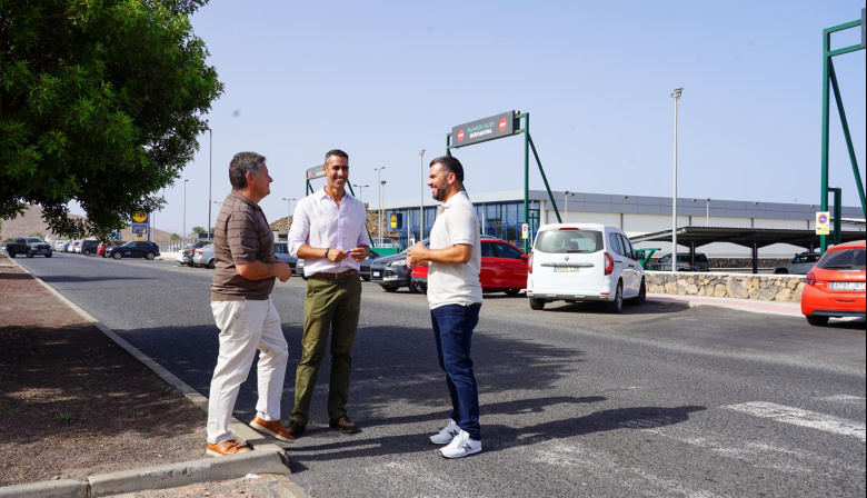 La Oliva continúa con el acondicionamiento y pavimentación de aceras de la Calle Guirre en Corralejo