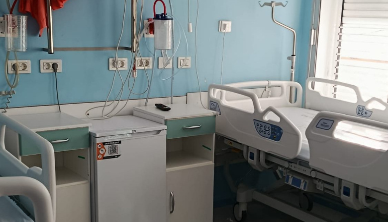 El HUC dota a las 18 habitaciones de la planta de Pediatría de neveras para uso de las familias