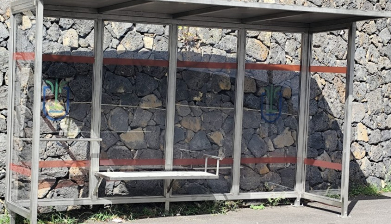 El Cabildo de La Palma concluye la instalación de diez nuevas marquesinas urbanas en cinco municipios de la isla