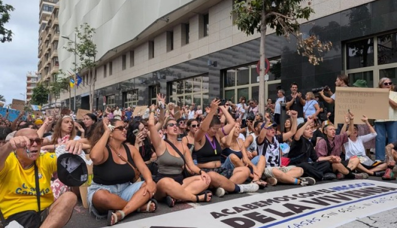 Manifestantes salen a las calles de Canarias por la crisis de la vivienda: "Ni casas sin gente ni gente sin casas"