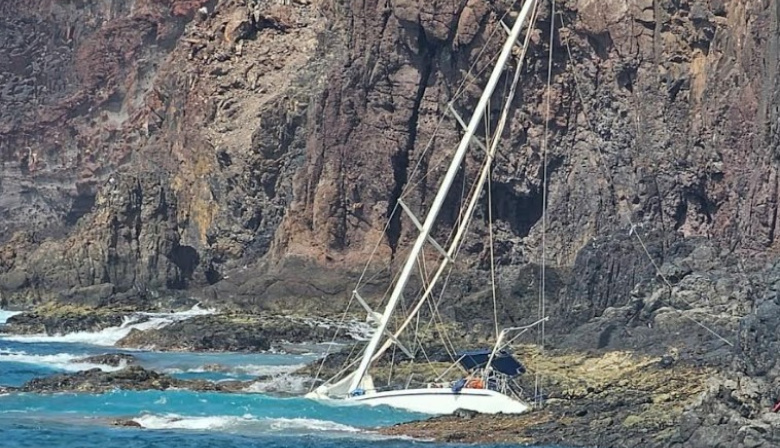 El Ayuntamiento de Gáldar pide explicaciones por la falta de actuación ante el riesgo de hundimiento de un velero en la costa de Sardina