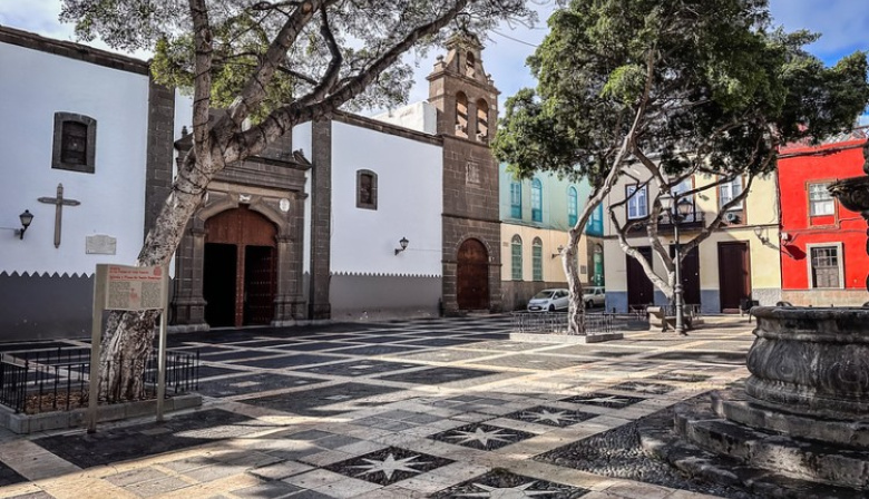 El Ayuntamiento de Las Palmas de Gran Canaria promueve la adopción responsable y el cuidado animal en ‘De patas por Vegueta’, un encuentro por el bienestar de las mascotas
